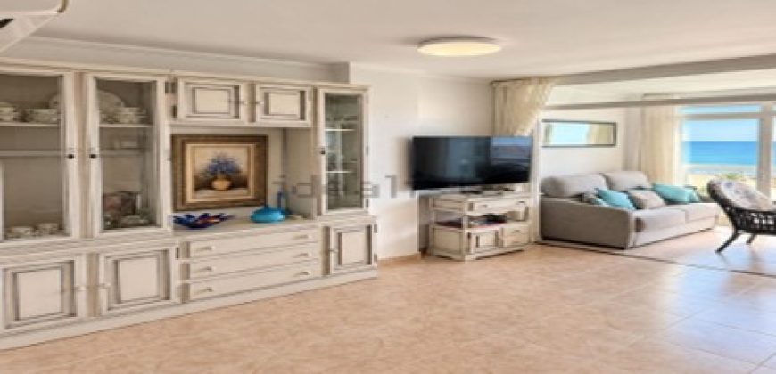 Espectacular apartamento situado en quinta planta del Edificio Edén, en primera línea de la playa del Racó de Cullera