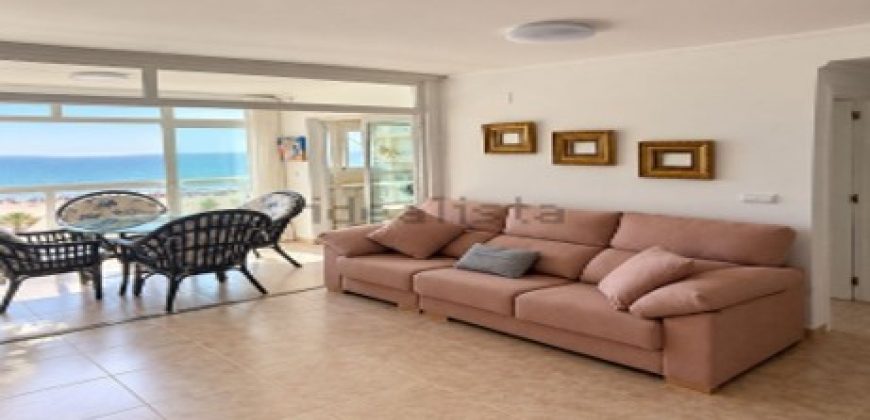 Espectacular apartamento situado en quinta planta del Edificio Edén, en primera línea de la playa del Racó de Cullera