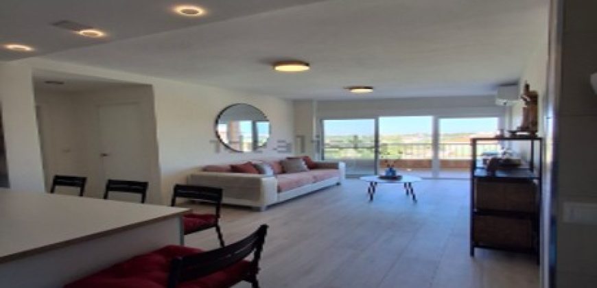 Fabuloso apartamento totalmente reformado ubicada en la tercera planta de un edificio con ascensor, lo que garantiza comodidad y accesibilidad