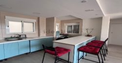 Fabuloso apartamento totalmente reformado ubicada en la tercera planta de un edificio con ascensor, lo que garantiza comodidad y accesibilidad