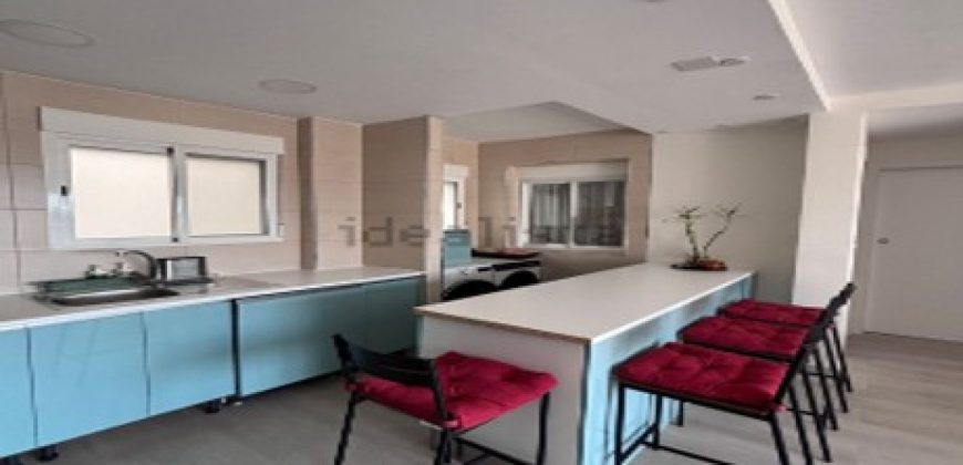 Fabuloso apartamento totalmente reformado ubicada en la tercera planta de un edificio con ascensor, lo que garantiza comodidad y accesibilidad