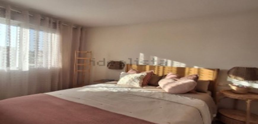 Fabuloso apartamento totalmente reformado ubicada en la tercera planta de un edificio con ascensor, lo que garantiza comodidad y accesibilidad
