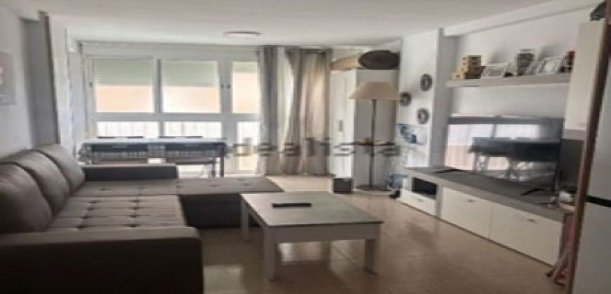 Este espectacular apartamento ubicada en la segunda planta te ofrece la vida costera que siempre has soñado.