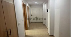 Este espectacular apartamento ubicada en la segunda planta te ofrece la vida costera que siempre has soñado.