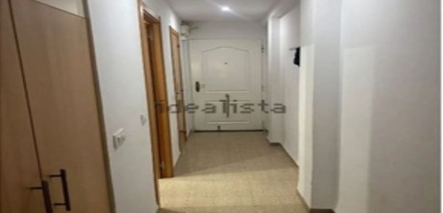 Este espectacular apartamento ubicada en la segunda planta te ofrece la vida costera que siempre has soñado.