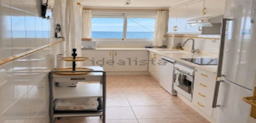 Espectacular apartamento situado en quinta planta del Edificio Edén, en primera línea de la playa del Racó de Cullera