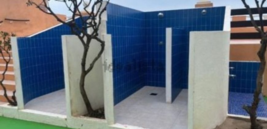 Este espectacular apartamento ubicada en la segunda planta te ofrece la vida costera que siempre has soñado.