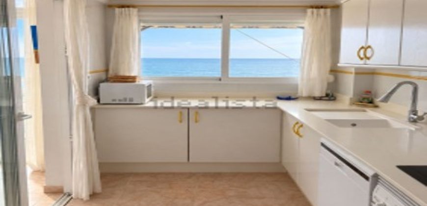 Espectacular apartamento situado en quinta planta del Edificio Edén, en primera línea de la playa del Racó de Cullera