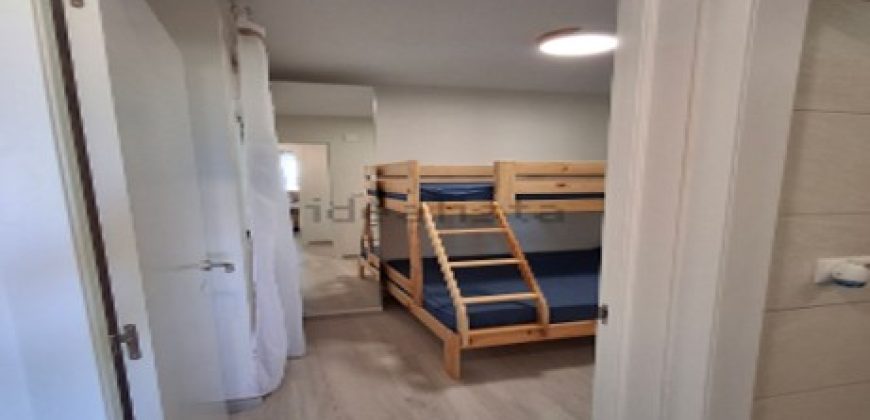 Fabuloso apartamento totalmente reformado ubicada en la tercera planta de un edificio con ascensor, lo que garantiza comodidad y accesibilidad
